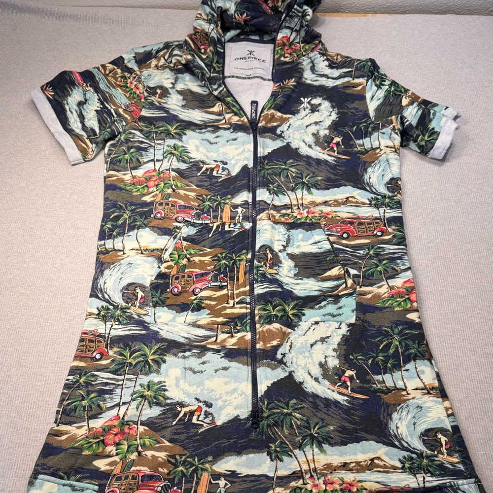 One piece brand hooded short leg and short sleeve towel jumpsuit.
Size XXL.